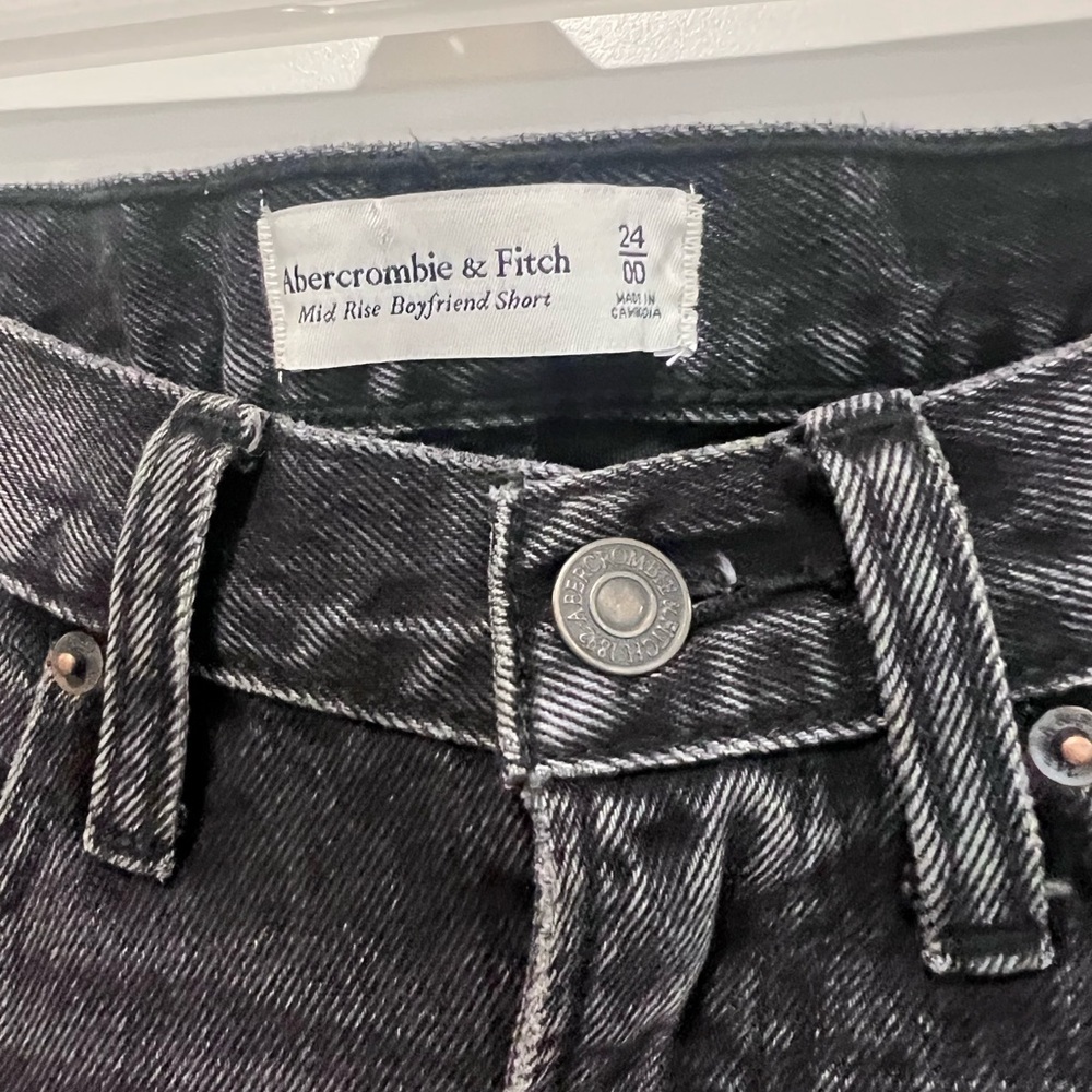 Abercrombie and Fitch mid rise boyfriend Jean short - Picture 2 of 3